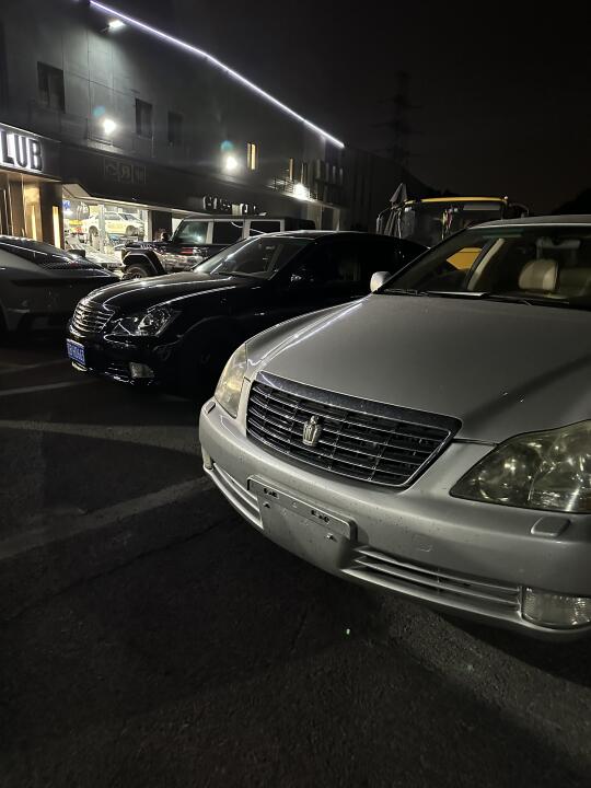 【玩车】深夜，两辆老皇冠同框的含金量，谁懂