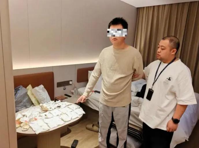 浙江台州，一大学生拿着学费去旅游，10个月入住了380家酒店，期间敲诈了63家酒