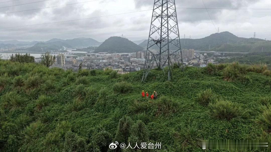 台州风雨里的电网守夜人🌪️台风裹挟14级狂风来袭，线路杆塔接连遇险，台州电力人