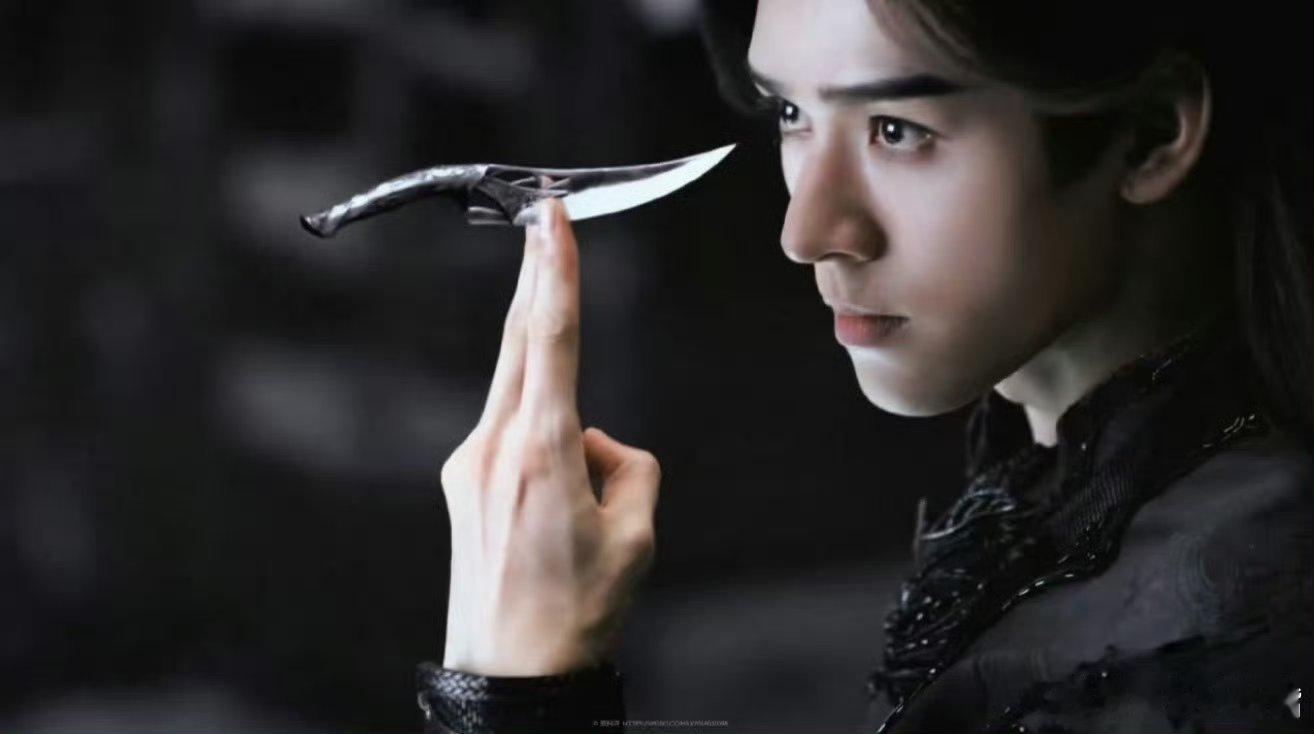 原来存的龚俊第一张图是这段龚俊在《暗河传》的徒手接刃瞬间太绝了，这波高光打戏看得