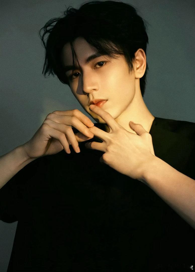 凌探未来张凌赫真的把格局拉满了，关注环保与未来发展，认真探索的模样沉稳又亮眼，不