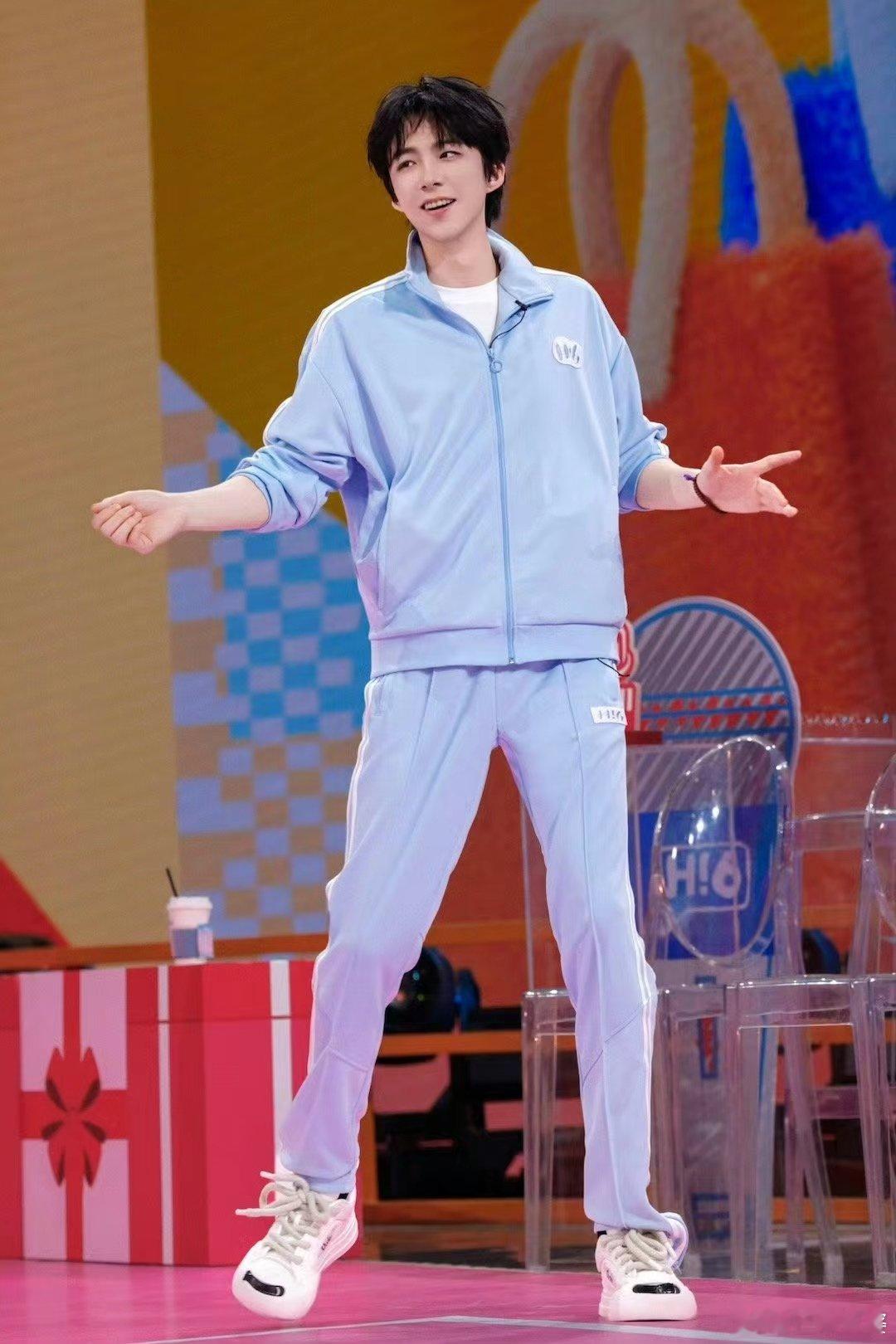 #刘宇宁浅蓝色套装配白鞋##刘宇宁圆头白鞋穿搭#在《你好星期六》节目中，刘宇宁凭