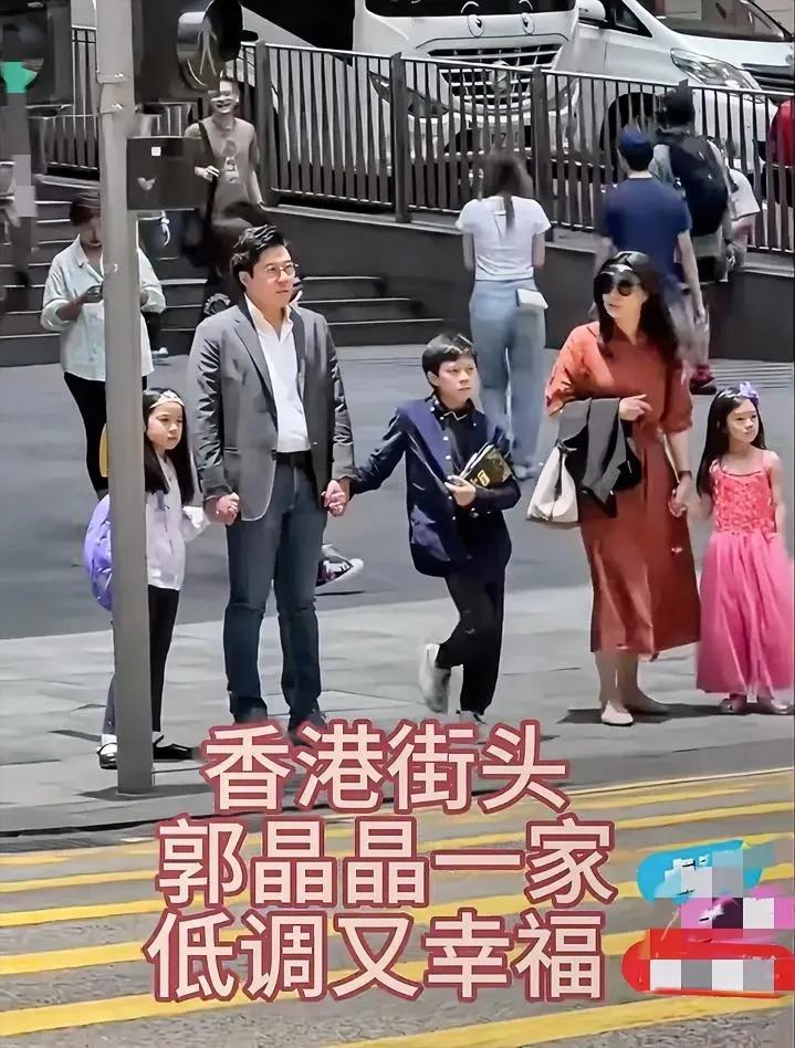郭晶晶霍启刚一家五口，爱极了这家人，香港街头的一道风景，美好，和谐，低调让人羡慕