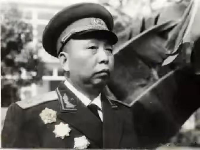 1960年酷夏，开国中将休养被势利招待恶心，一首打油诗怼醒全场
 
1960年的