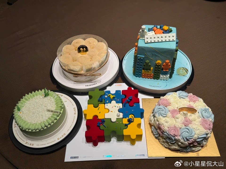 谭宁dy更新：祝我生日快乐⭐️没人好看的合照就是都好看🥳中国羽毛球队羽毛球