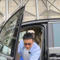 胡军李乃文50岁当艺人助理 让李乃文去维持秩序，他自己先在那儿研究起签名的笔好不