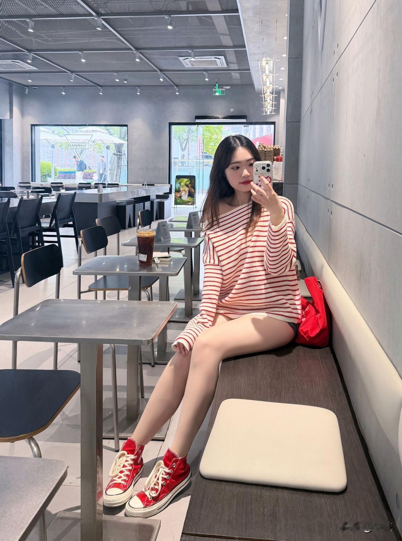 男人为什么喜欢看美女

1. 养眼解压：看到好看的人和画面，视觉疲劳瞬间缓解，心