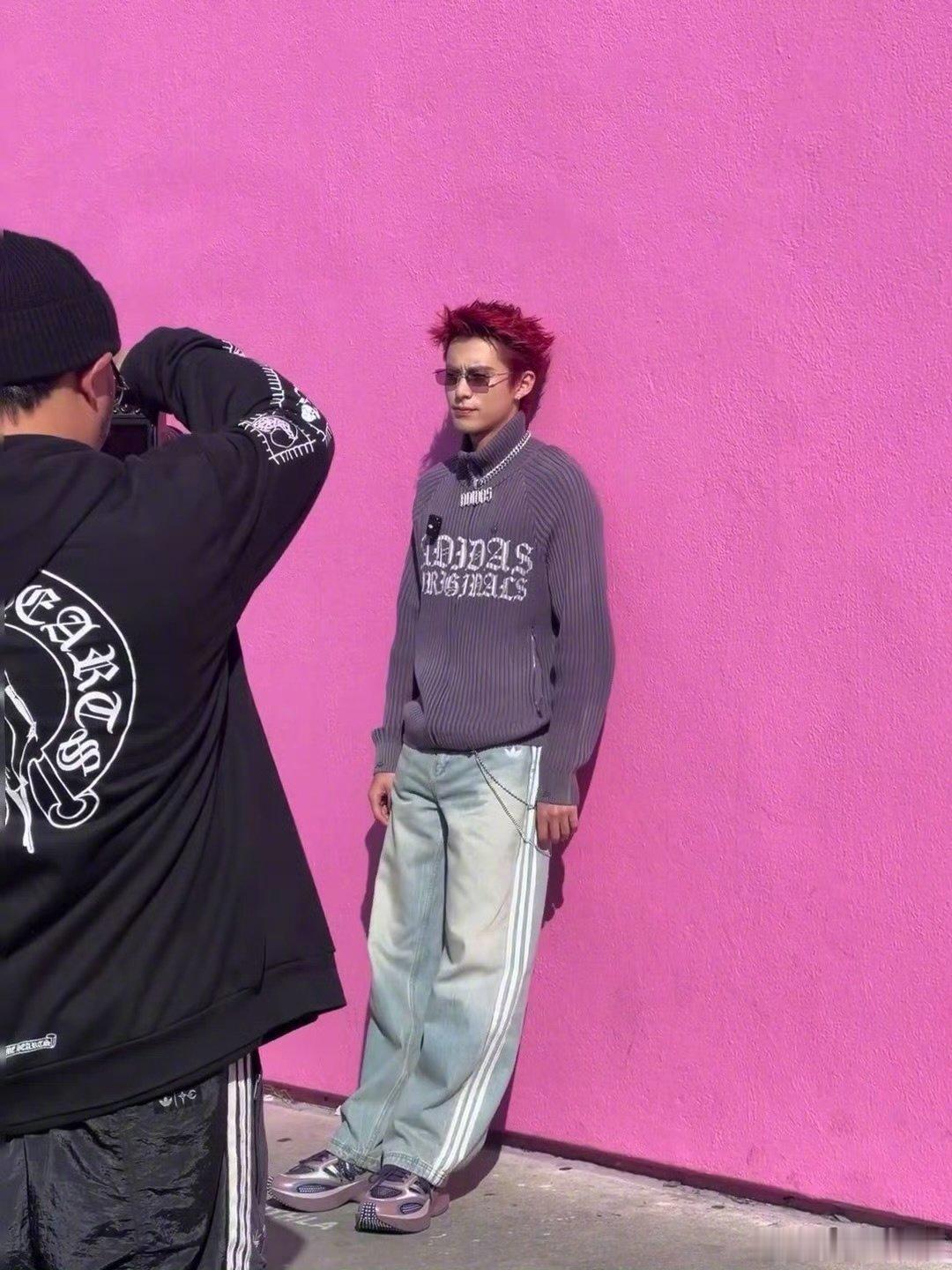 洛杉矶偶遇王鹤棣拍摄 网友在洛杉矶街头偶遇王鹤棣拍摄，一头红发超帅的！ 