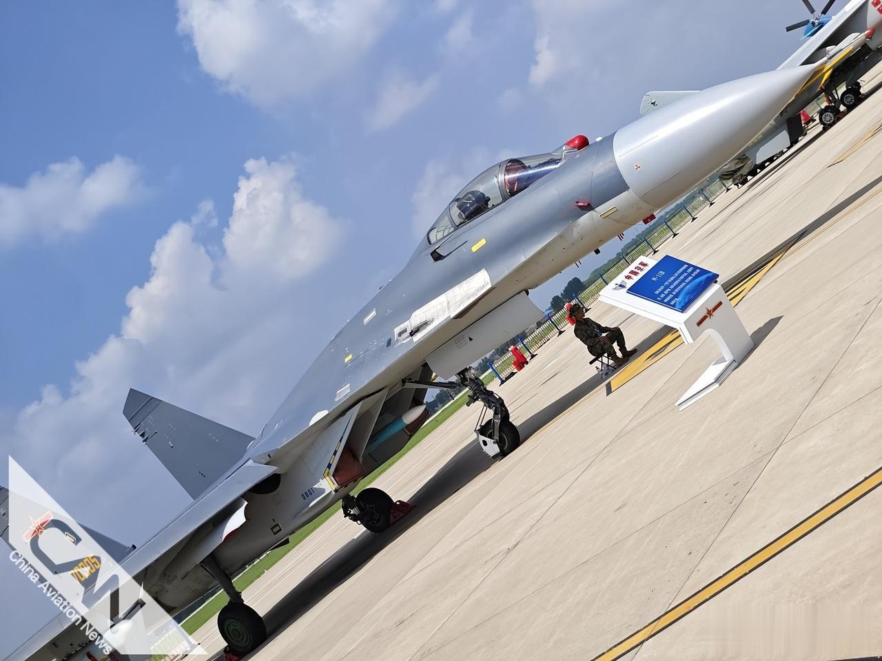 2023年空军航空开放活动·长春航空展，戳高清大图查看静态的歼11B。
