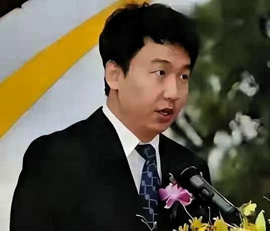 随着许家印在法庭上认罪，他的儿子许智健也就不再是富二代了，41岁的许智健，此前依