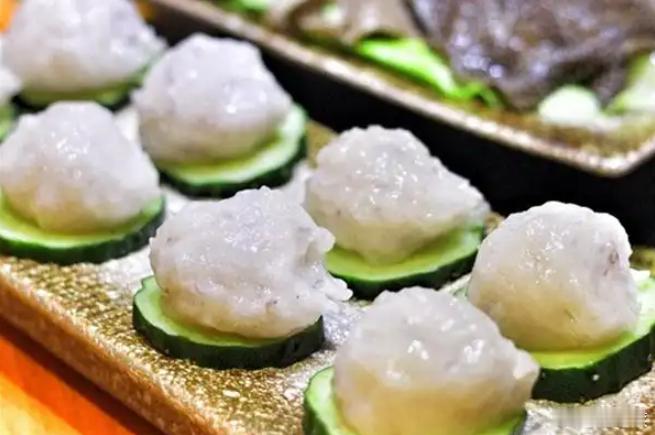 网曝海底捞虾滑吃出蛆  怎么最近食品安全问题层出不穷。吃海底捞时，虾滑是必点的，