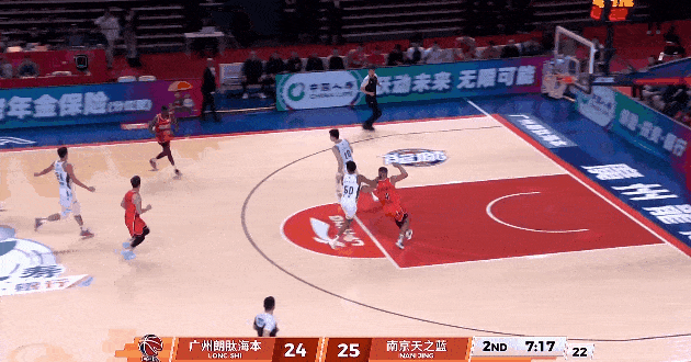 郭艾伦对抗上篮打进，这一球难度还是不小，首个进球



郭艾伦对抗上篮打进，状态