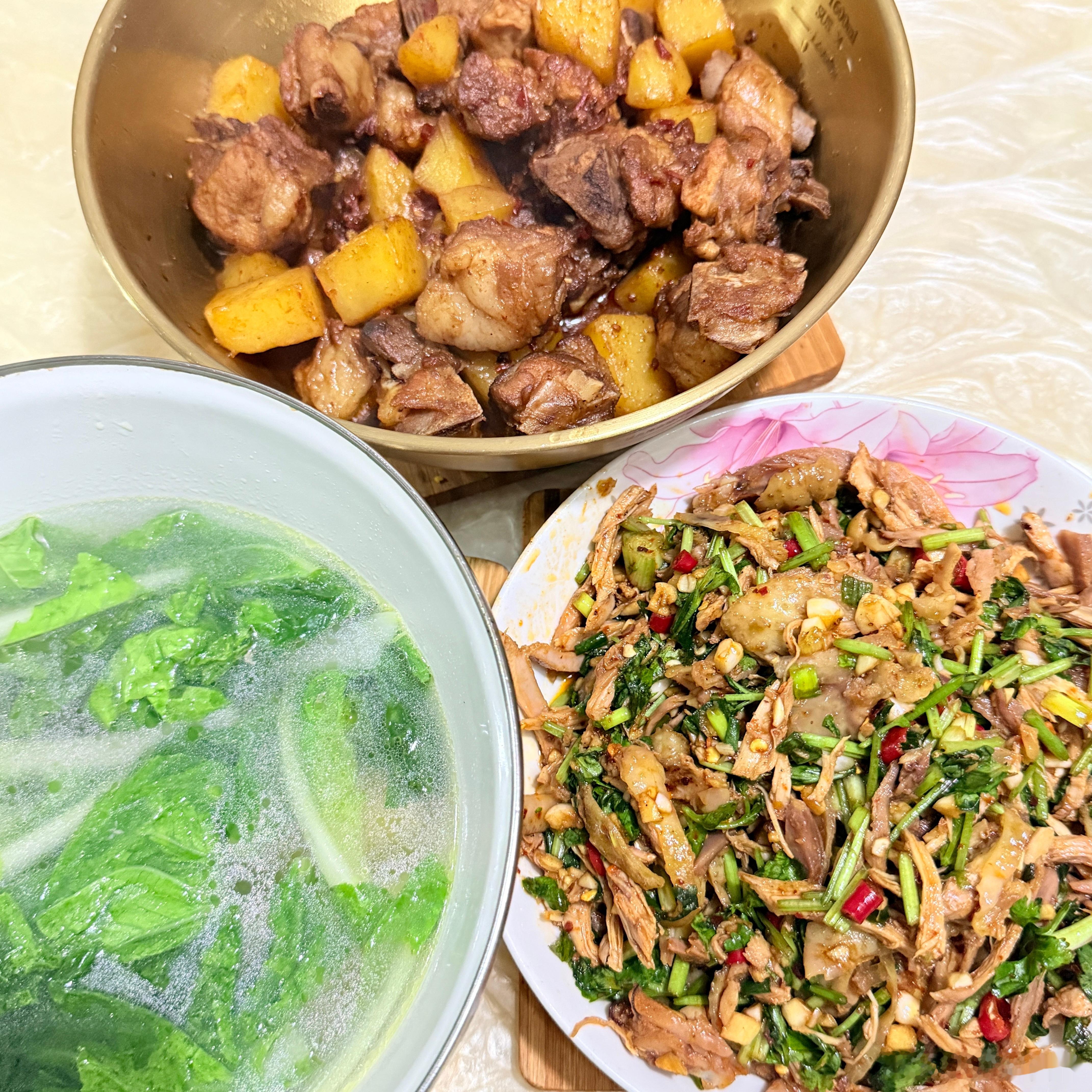 今日份的土豆烧排骨和凉拌鸡[酷] ​​​