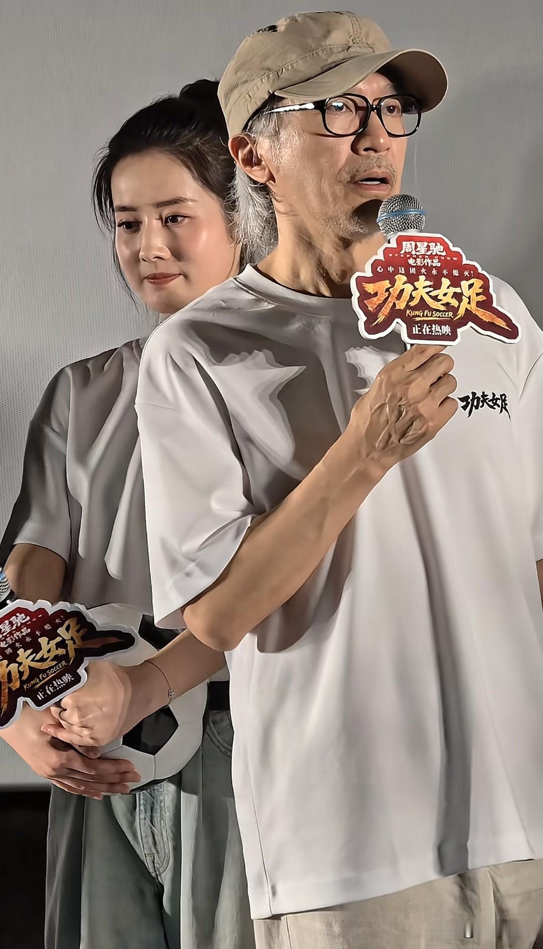 票房即将破22亿，《功夫女足》交出了周星驰近十年最好的成绩。
这部电影能有这个成