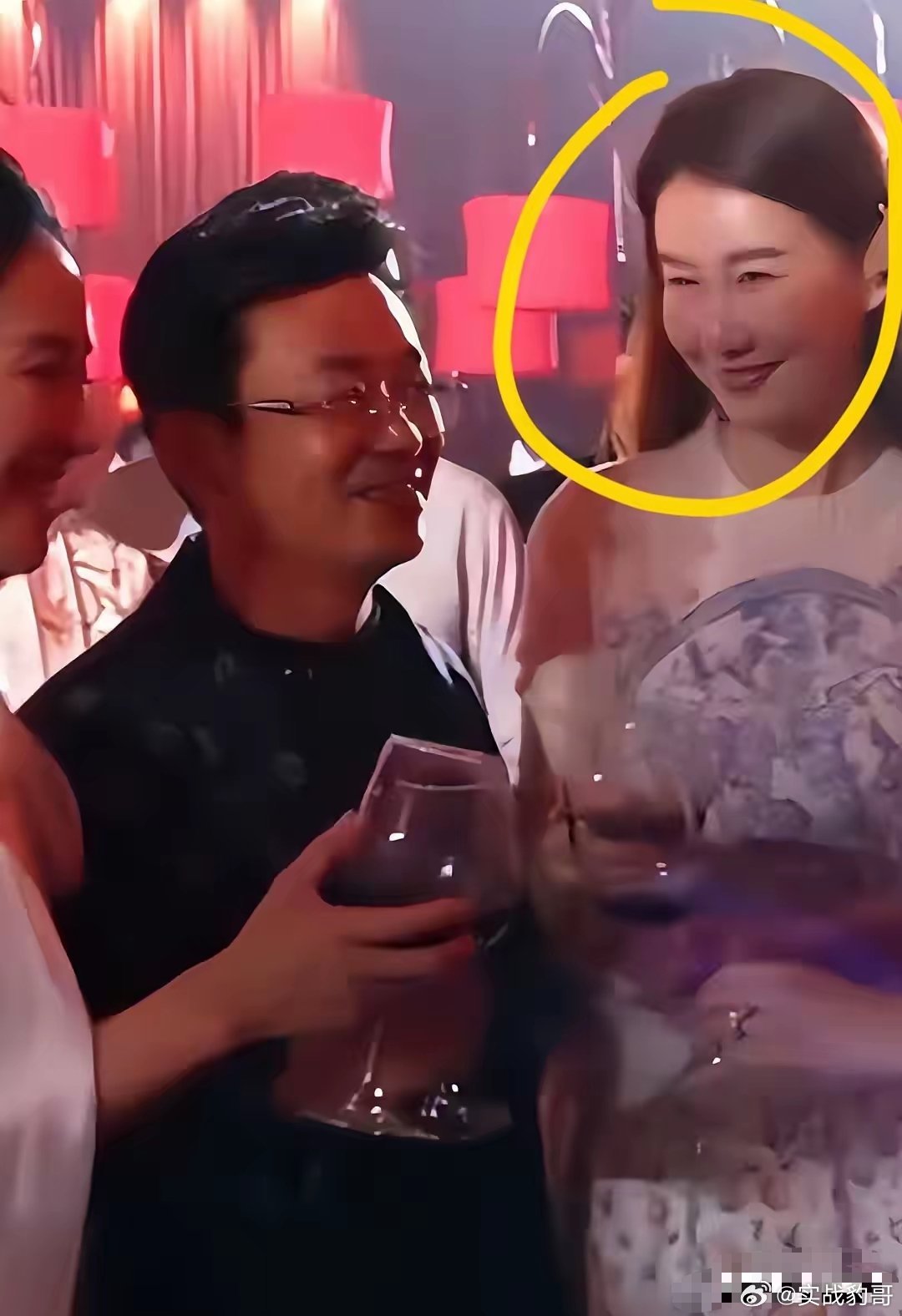 王宝强，捡到宝了。7月6日，42岁的王宝强，冲上热搜，这一次，不是因为新电影，而