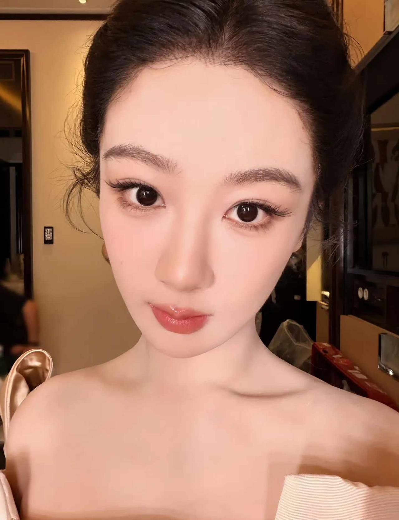 又看到我们的大眼萌妹了
圆溜溜的大眼睛