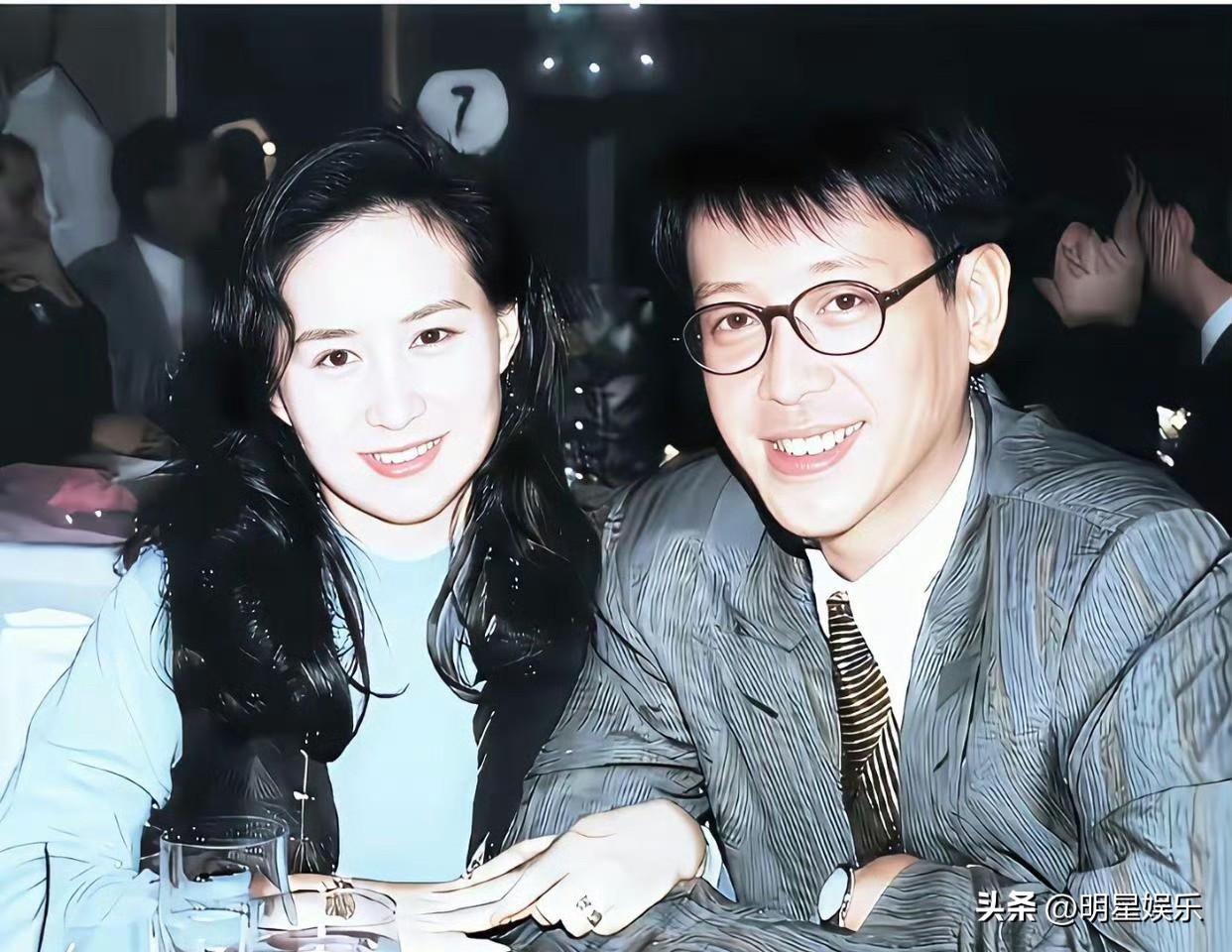 这是何超琼与许晋亨刚新婚不久后在餐桌上留下的一张合影
拍摄于上世纪九十年代初，男