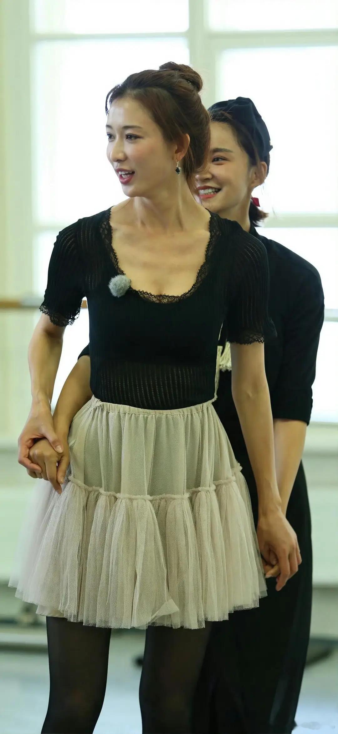 林志玲穿上黑色蕾丝真的很让人受不了 