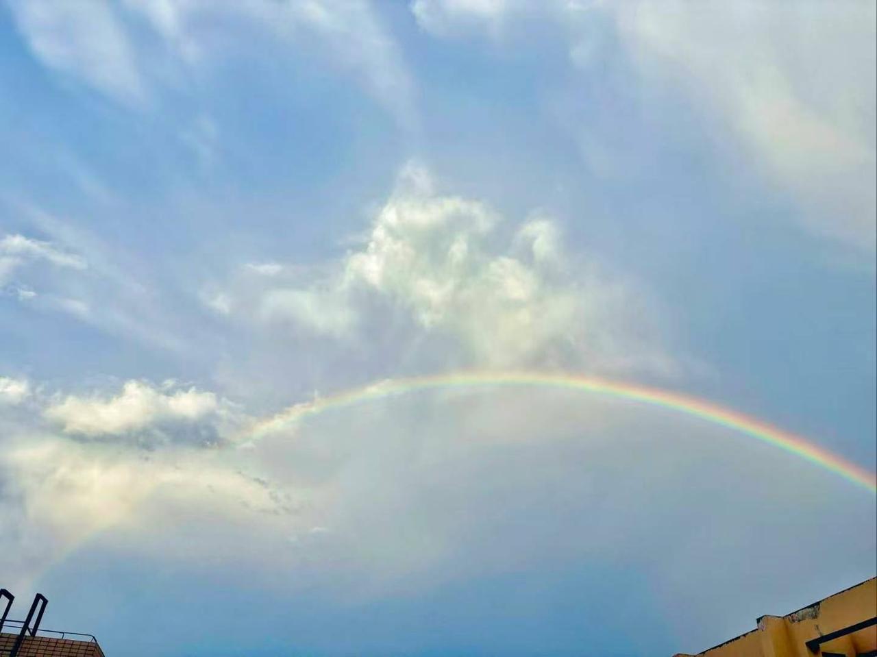 太阳雨。一道彩虹从雨幕深处拱起身来，弯弯地跨过半边天，像是这太阳雨留给人间的一个
