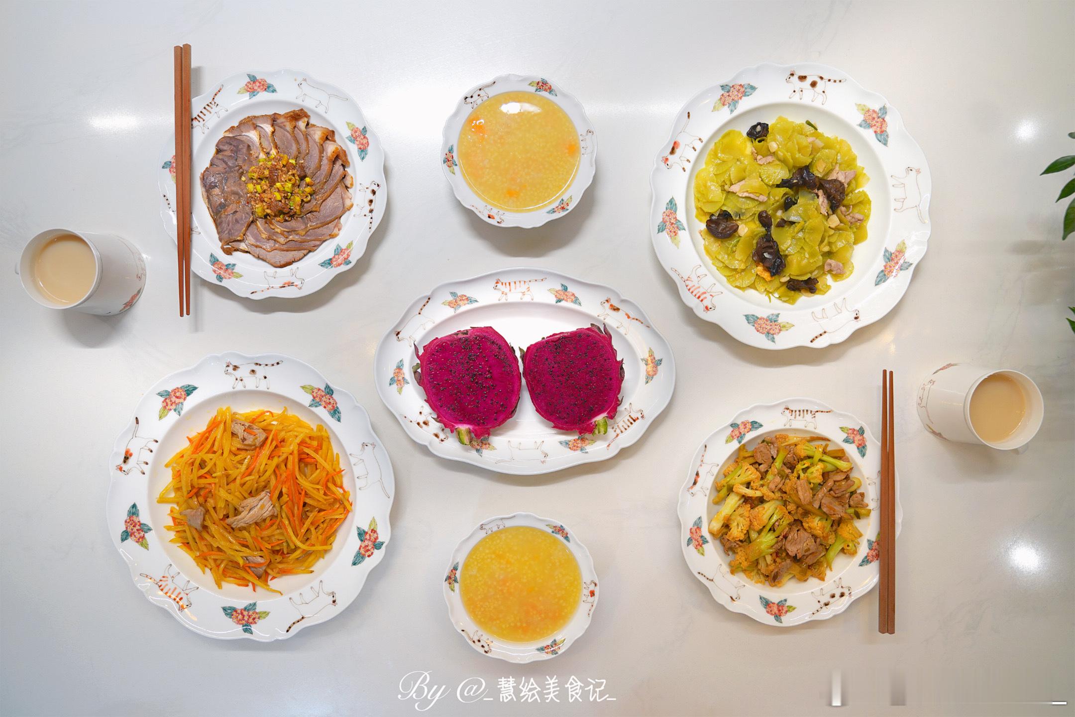 吃晚饭炒三丝、花菜炒肉、莴笋炒木耳、卤牛肉、红薯粥、燕麦豆浆、火龙果~