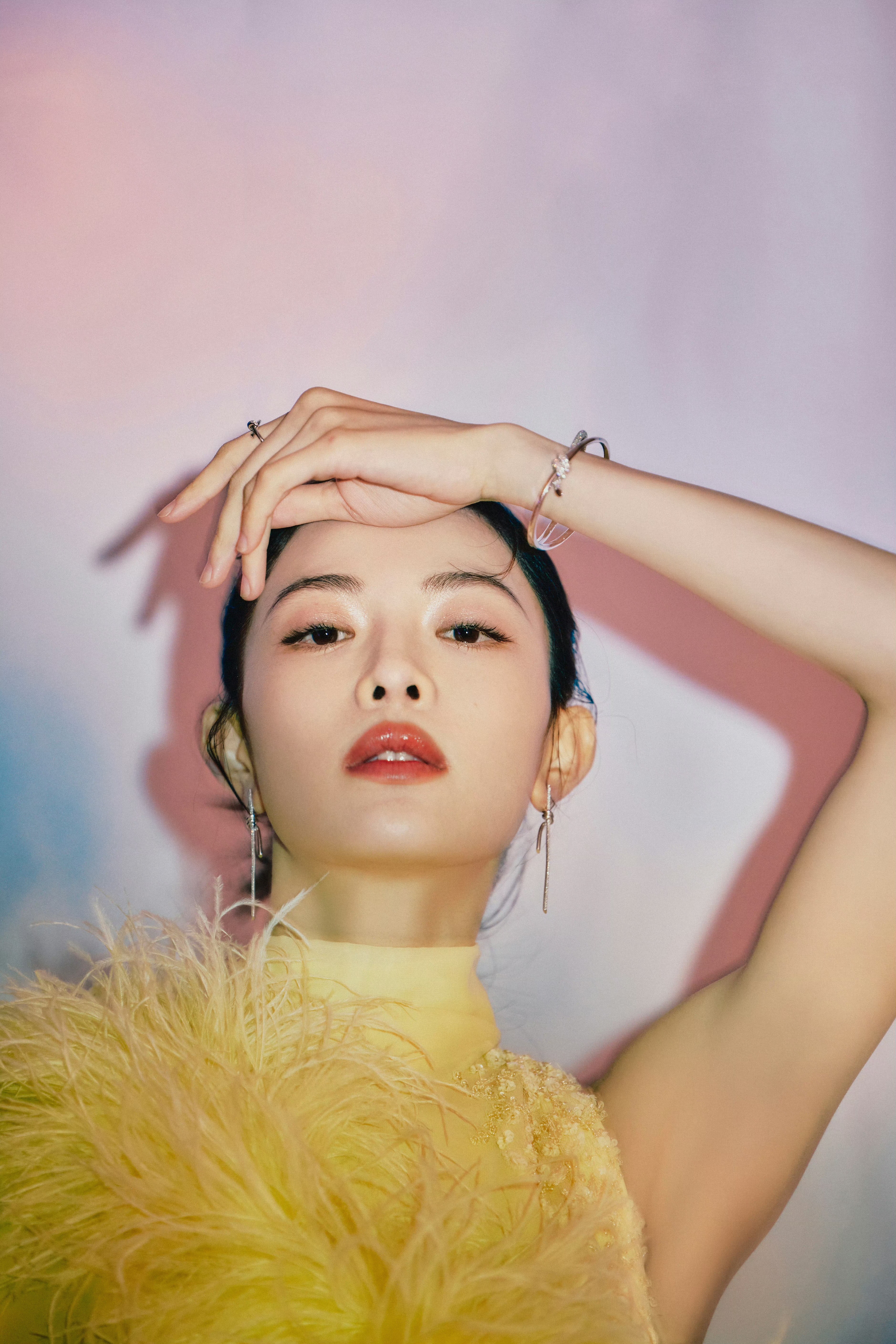 钟楚曦一年得省多少化妆师钱 钟姐妆造分分钟自己拿捏，这妆容质感真的牛，谁懂这一整
