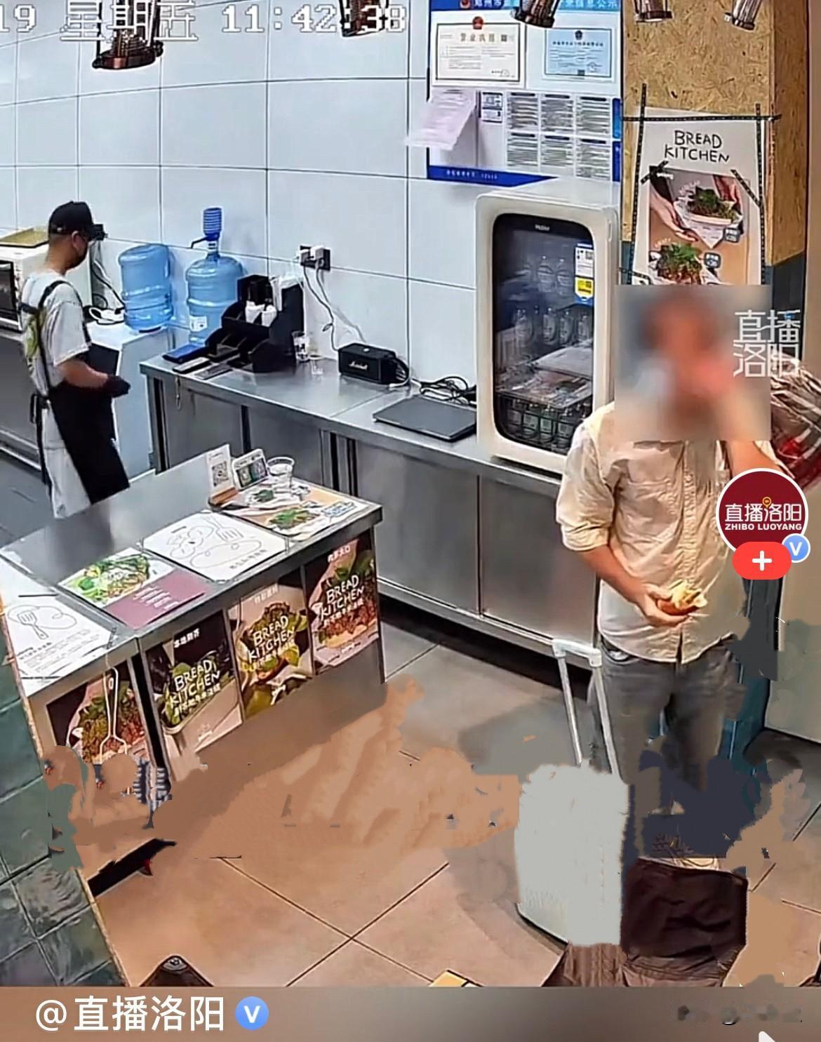 近日，河南郑州，一家面包店走进来一位风尘仆仆的男子，身上背着两大包沉甸甸的行李，