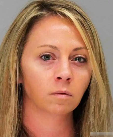 骇人听闻！美国达拉斯一名女警归家时走错楼层，误把四楼当成自家三楼，推门撞见26岁