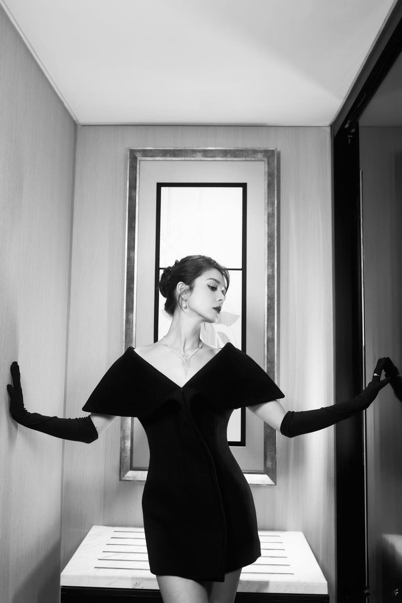 #傅菁 美人摇扇# 傅菁身穿黑裙尽显婀娜身姿，肩颈线条与脸但都很绝美，散发着迷人