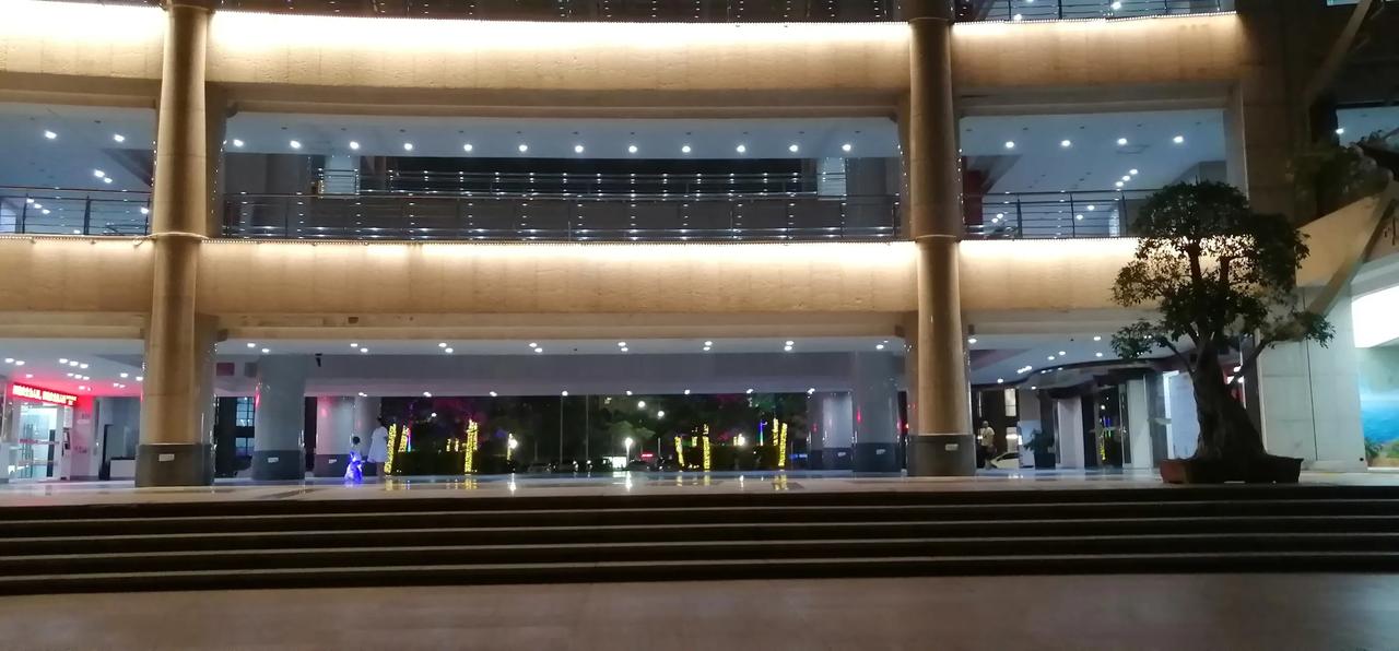 记得到一个城市旅游时，乘公交车回酒店，车上只坐了我们两个人。在车上坐了10多20