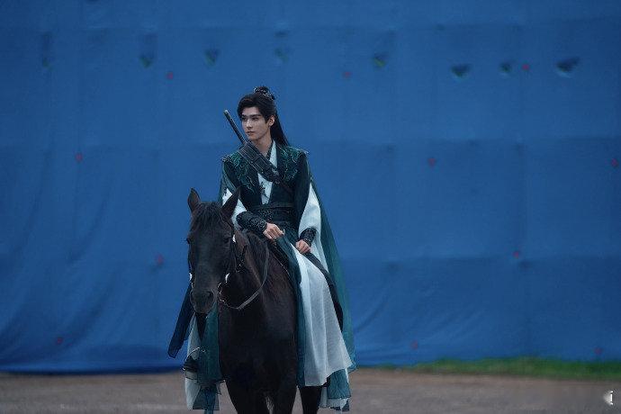 苏暮雨的嘴绝对是暗河秘密武器，表面执伞翩翩公子，实则字字诛心，别人对决拼武力，他