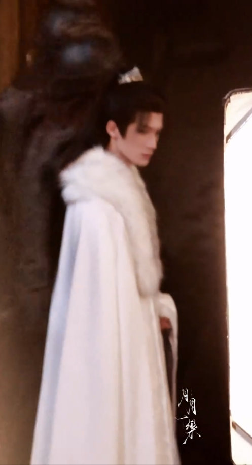 檀健次谢却山白衣大氅梦回相柳檀健次再现北海白樱 檀健次再现北海白樱，檀健次谢却山