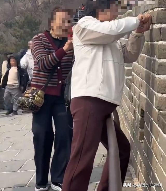 这下全国都知道了！北京延庆，八达岭长城，两女子故意用工具，在北八楼至北九楼之间的