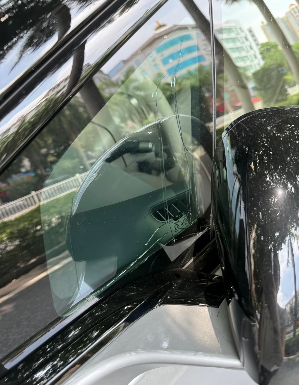 【玉林新能源汽车停一环东某宾馆对面被撞】近日，网友爆料称：玉林市一辆新能源汽车停