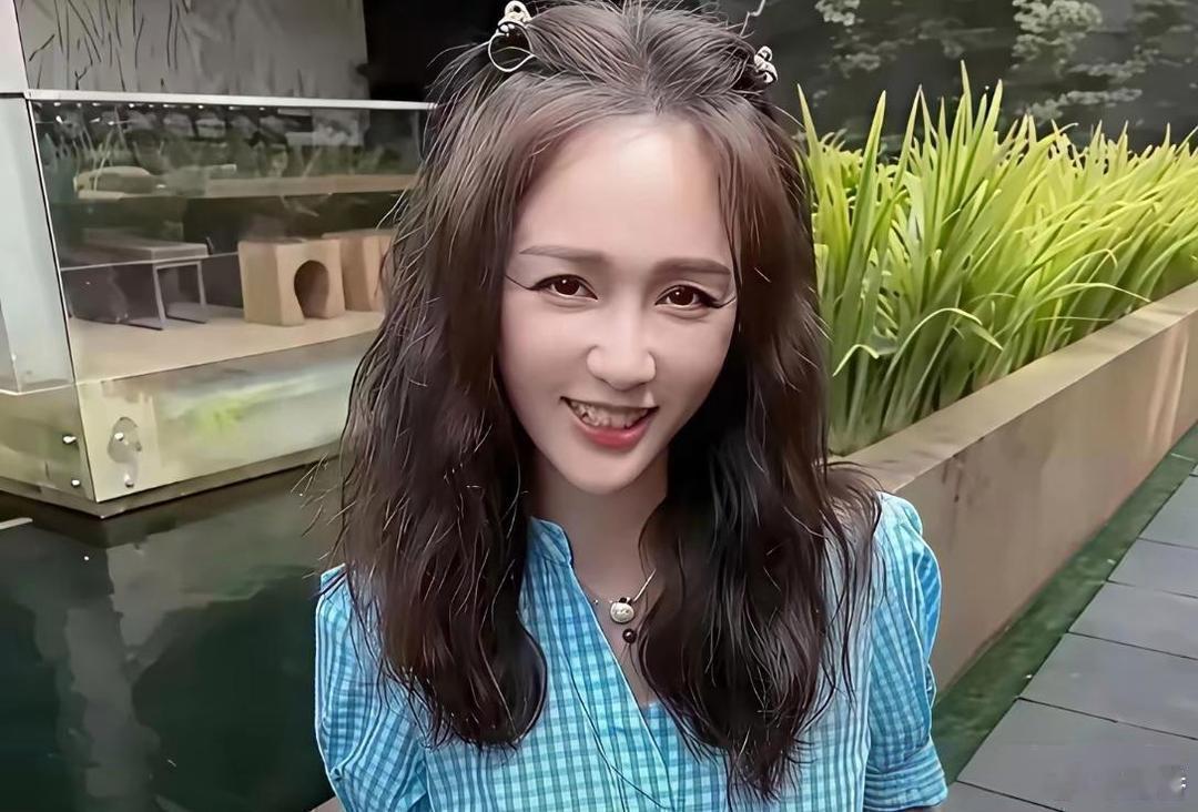 48岁陈乔恩不惧白发，大胆的露出白发根，一点也不内耗吗 