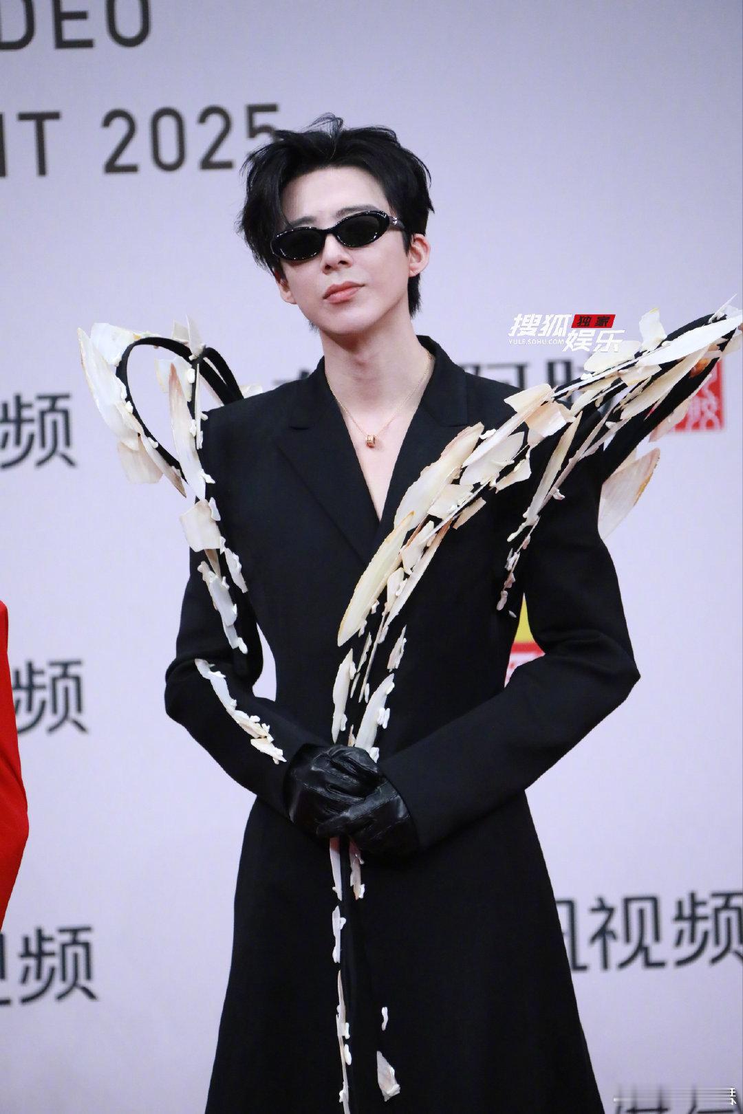 刘宇宁得亏是大长腿 刘宇宁影视综音乐都开花 刘宇宁这忙的得亏是大长腿 