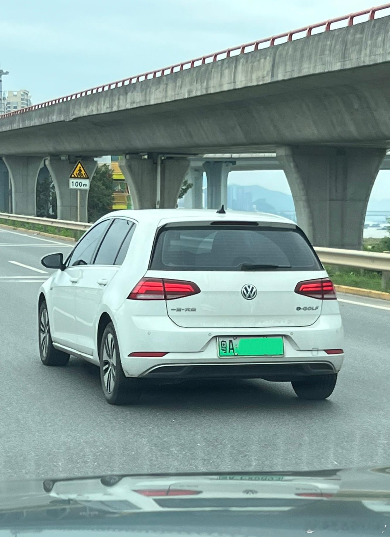 第一次在路上见绿牌的高尔夫[捂嘴哭][捂嘴哭][捂嘴哭]  ​​​