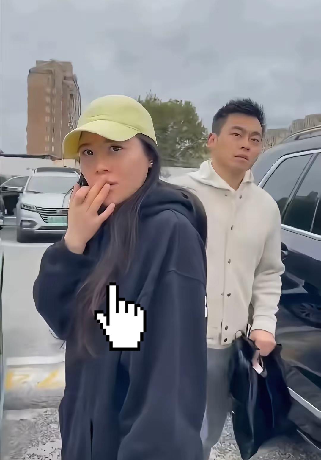 终于看清了！

戴黄帽子的王小三，穿的卫衣竟是国际大牌巴黎世家。

面对妻子冷静