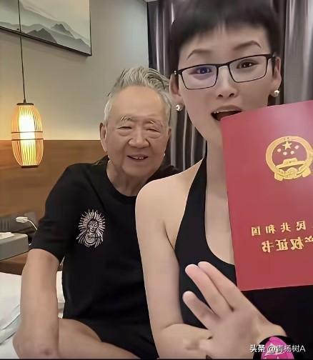 这买卖划算，别人收藏画，三喜收藏画家。巴掌大的地方换来150平的大平层，一本万利