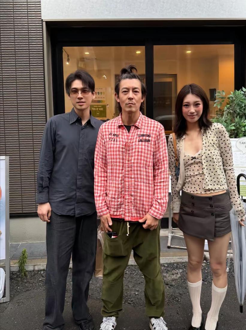 45岁的陈冠希在‌日本东京街头‌被偶遇，状态苍老了好多，梳着朝天辫，面部‌胡子拉