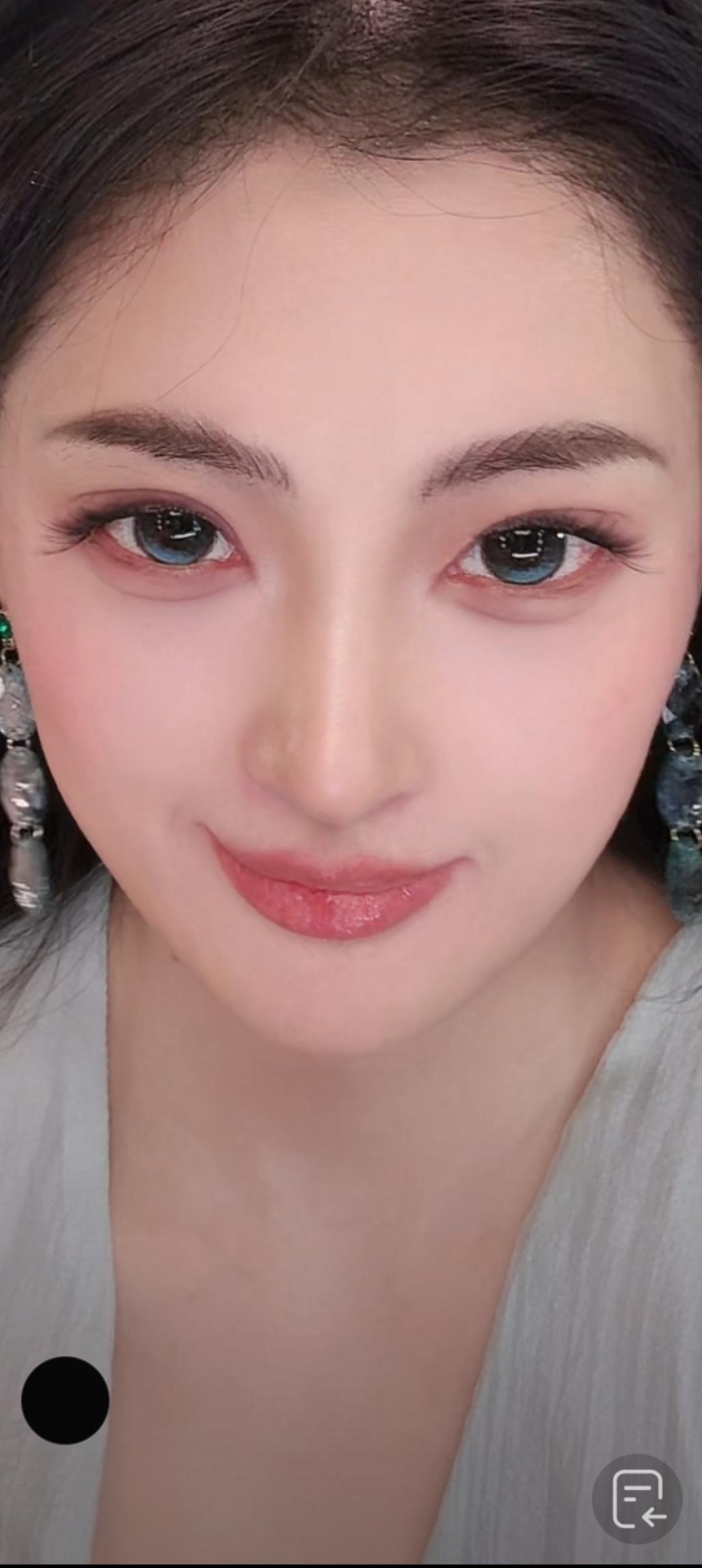 这姑娘妆容好精致，眼睛真漂亮！