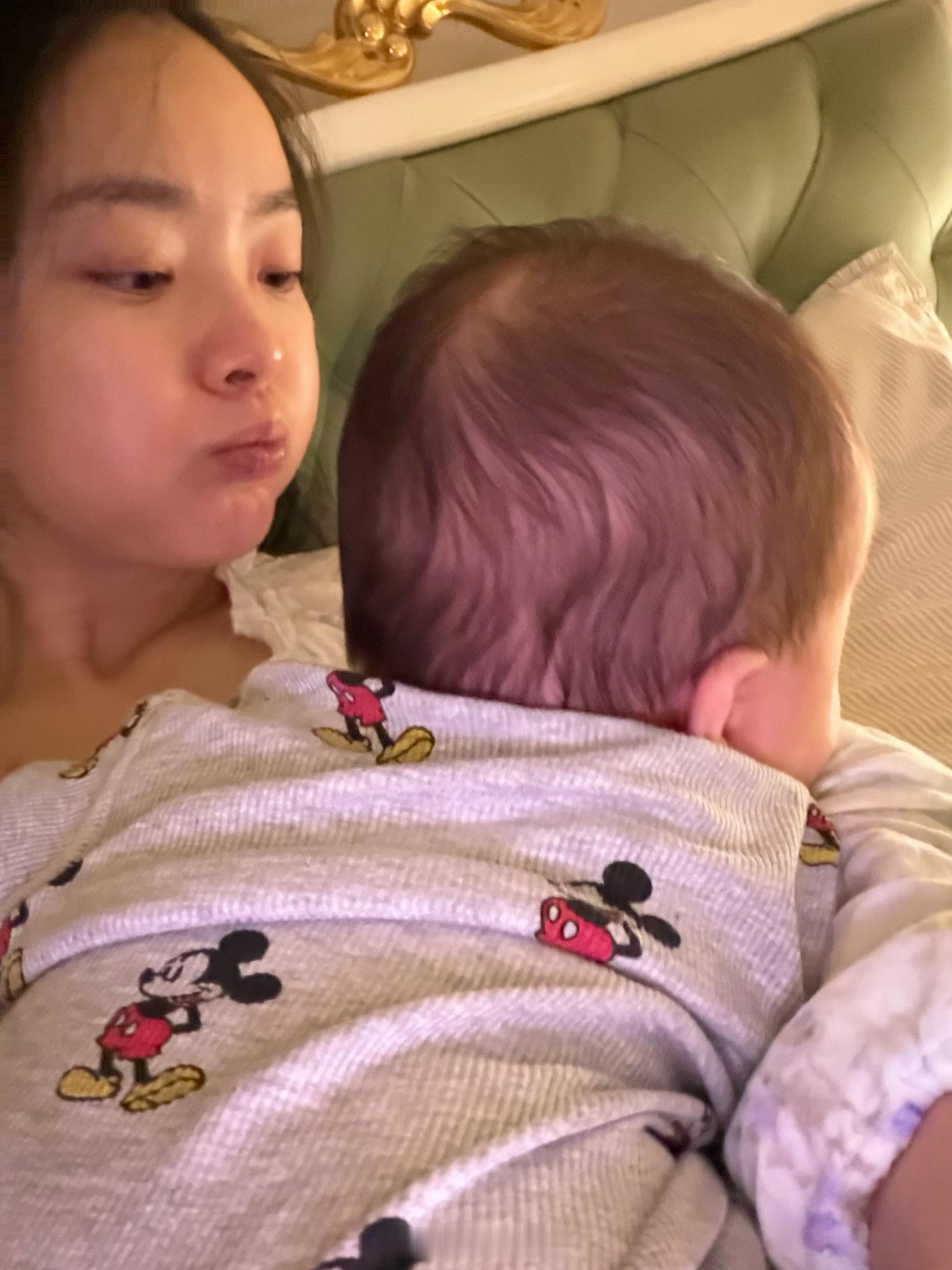 他就这样萌萌的趴我身上拉了一大泡屎。 ​​​