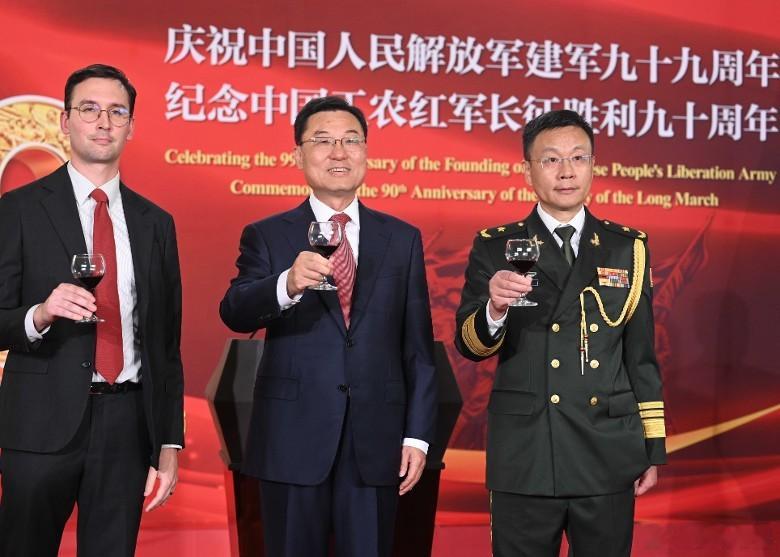 美国人的话听听就好.....八一建军节 前，中国驻美国大使馆举办招待会，庆祝中国