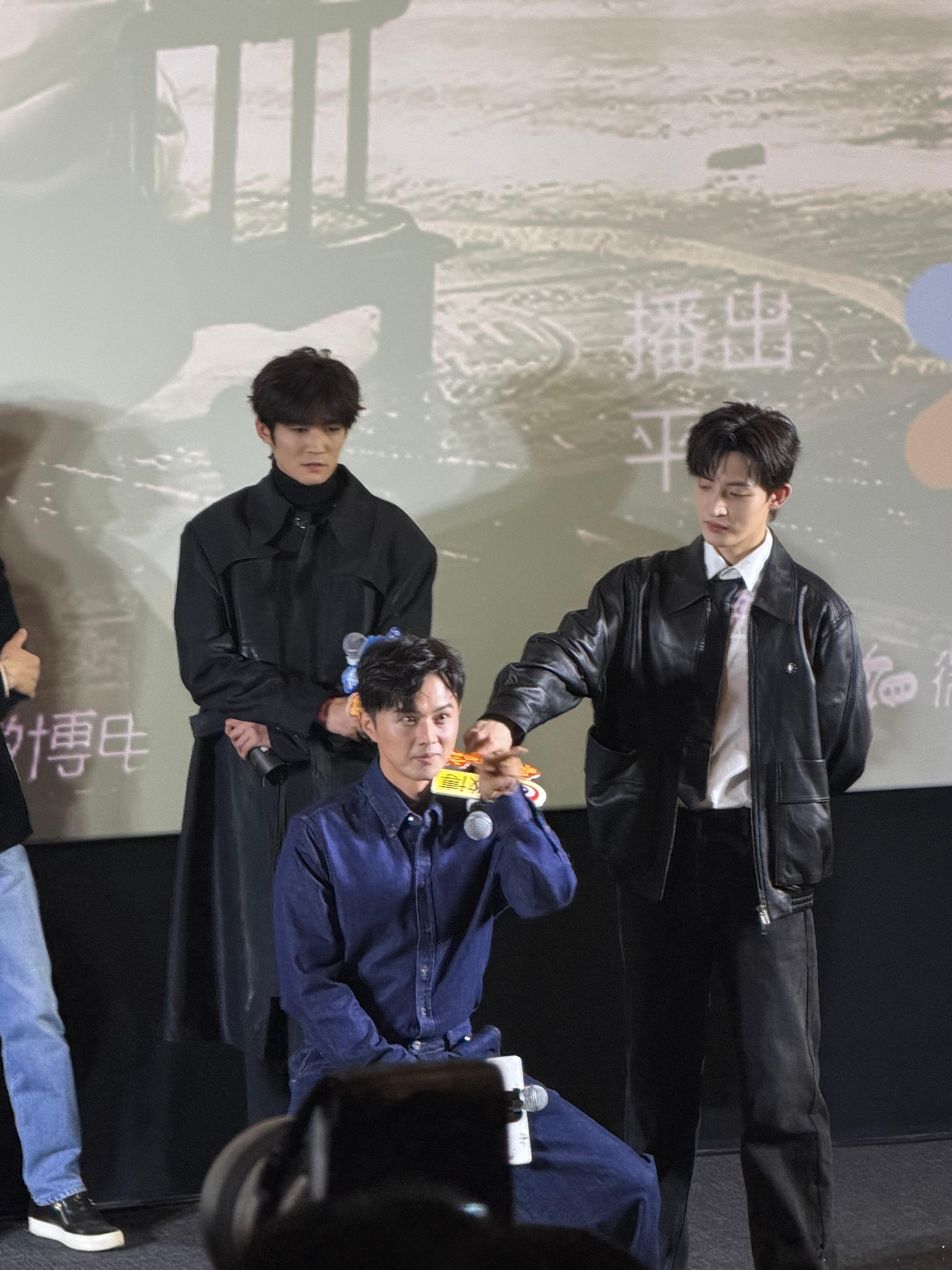 叶祖新你莫不是真瘸了 叶祖新这是把角色“坐轮椅”的设定延续到剧宣了？要不是中间他