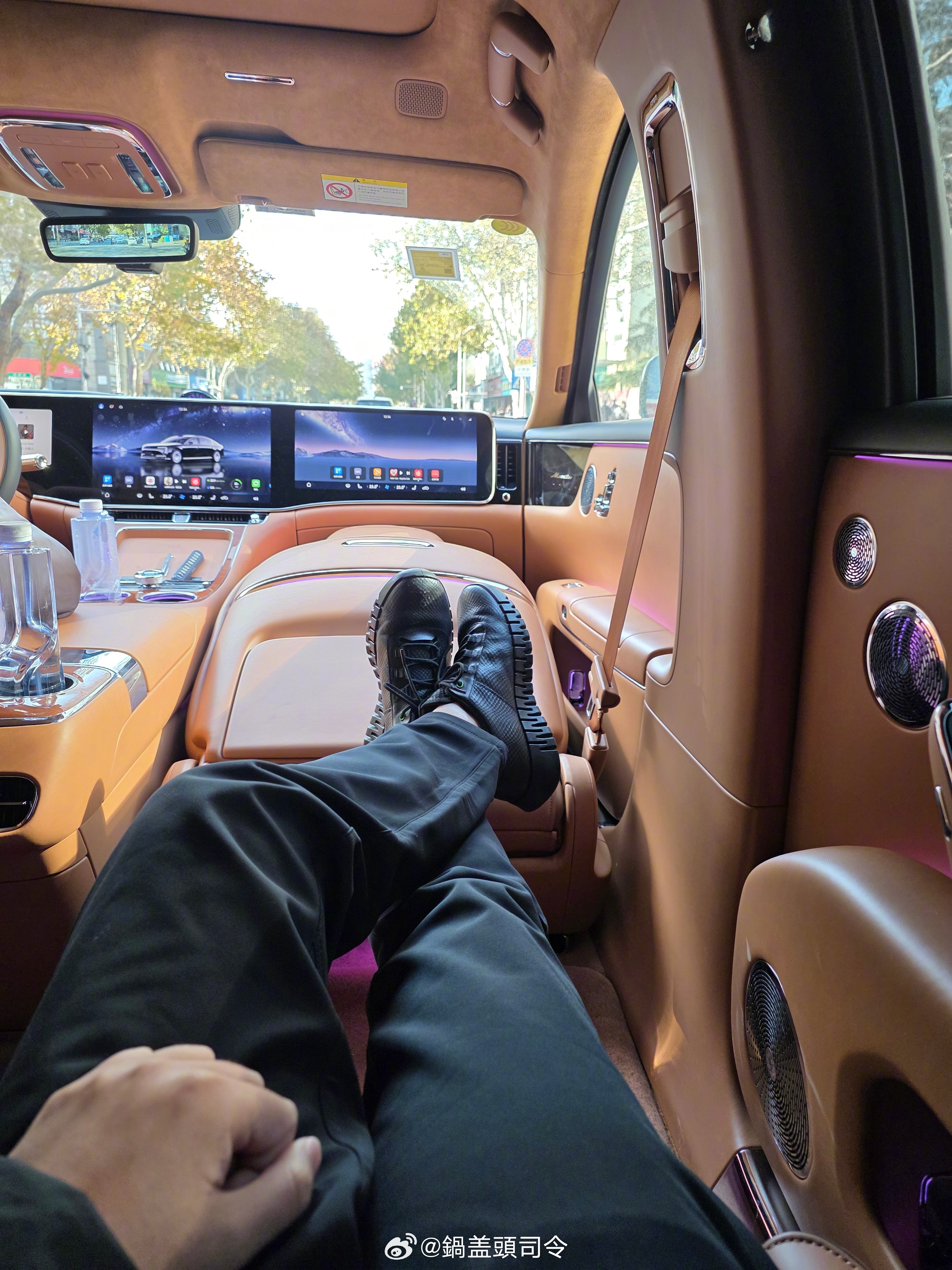 最近一直在坐尊界S800，为了防止别人说我找不起司机，我每次都拖着同事给我开。之