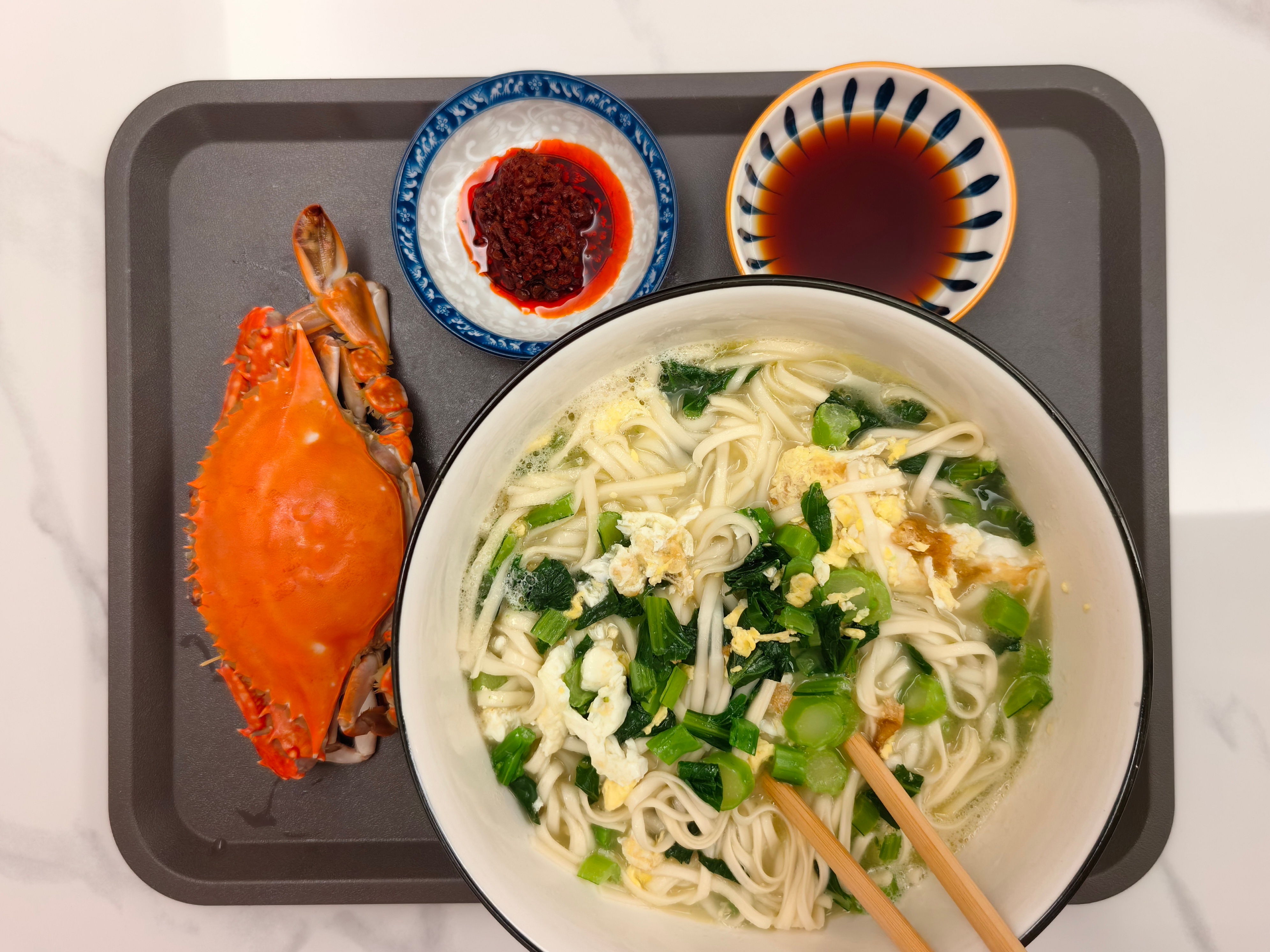 本来平平无奇的一碗青菜鸡蛋面，因为一只肥美的梭子蟹变得活色生香起来。我的减脂餐减