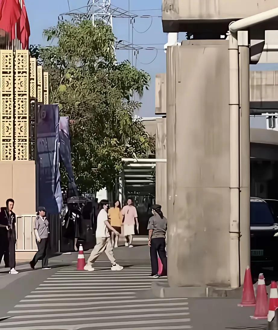 头哥在乌鲁木齐逛街，小石头买哈密瓜！
球迷在乌鲁木齐偶遇逛街的头哥，头哥身穿白体