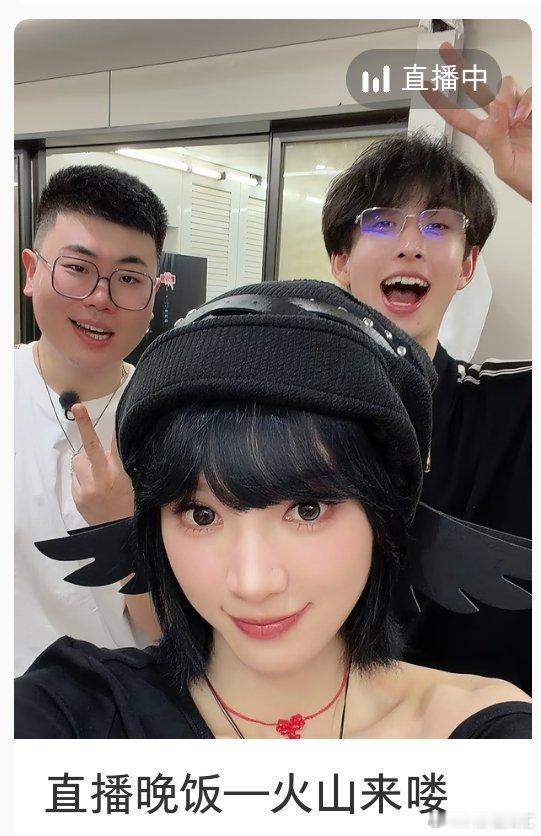 黄灿灿吕严齐思钧吃饭直播黄灿灿吕严齐思钧直播 黄灿灿、吕严、齐思钧一起吃饭直播了