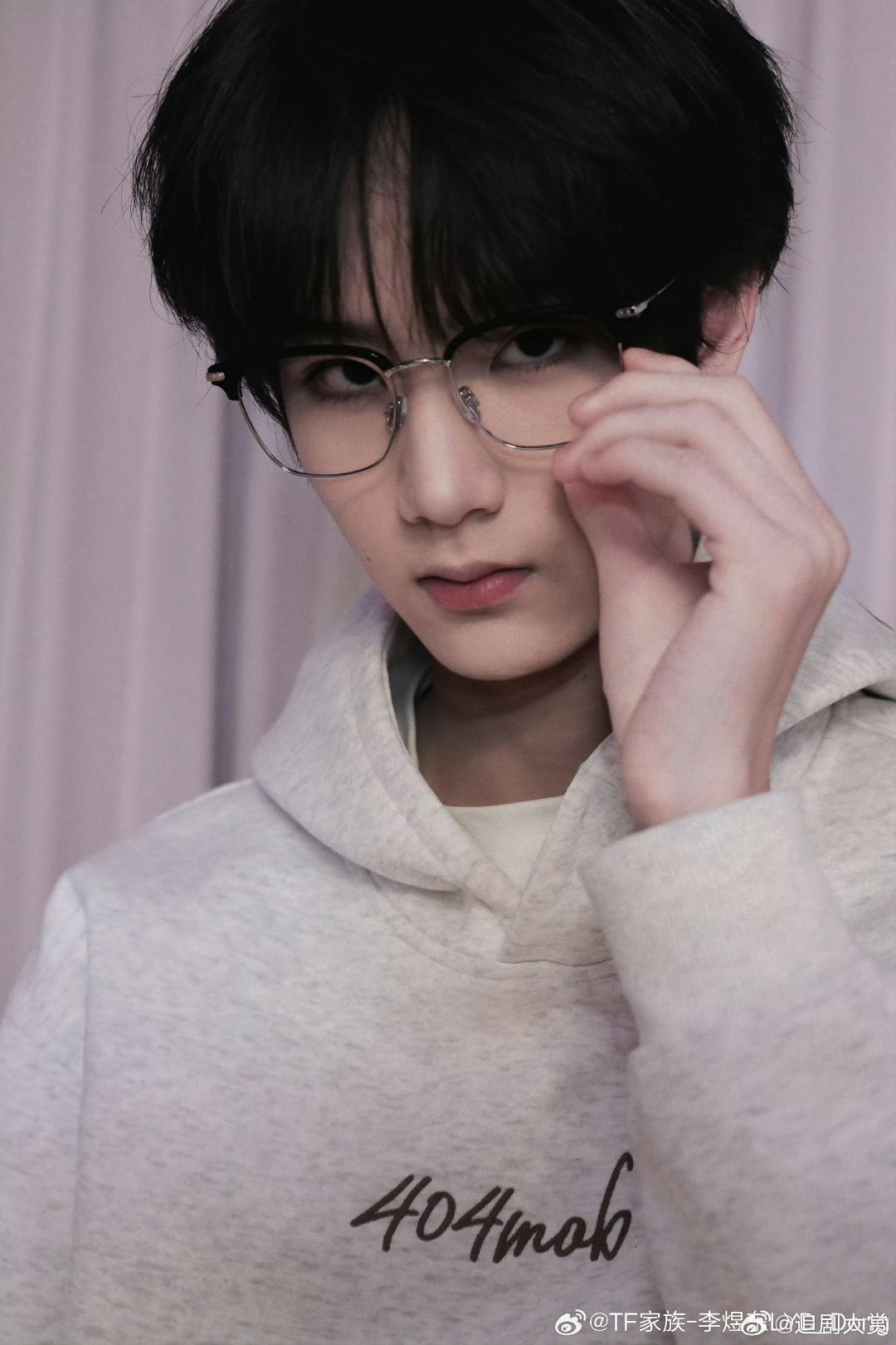 李煜东戴眼镜此男真的是很帅！！！ 