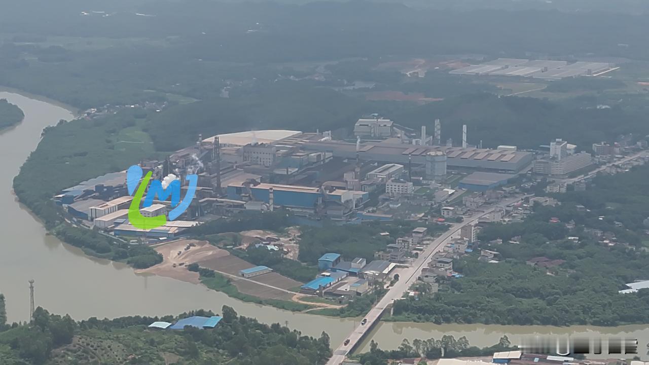 这些沙石料堆放在水源边上，没有采取有效的防护措施？装卸运输过程当中产生的扬尘，雨