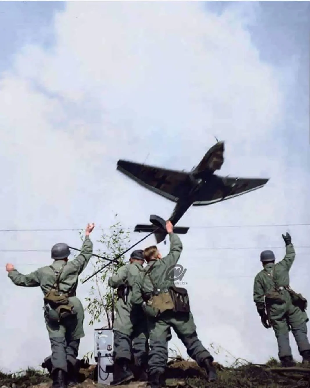 1940年5月在闪电战期间的荷兰文洛附近几名德国伞兵向一架经过的容克斯...